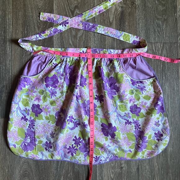 Floral Apron in Purple and Green handmade vintage - Picture 4 of 8